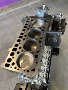 KUBOTA V2403 Variklio blokas su vidiniais komponentais (RESTAURUOTAS)