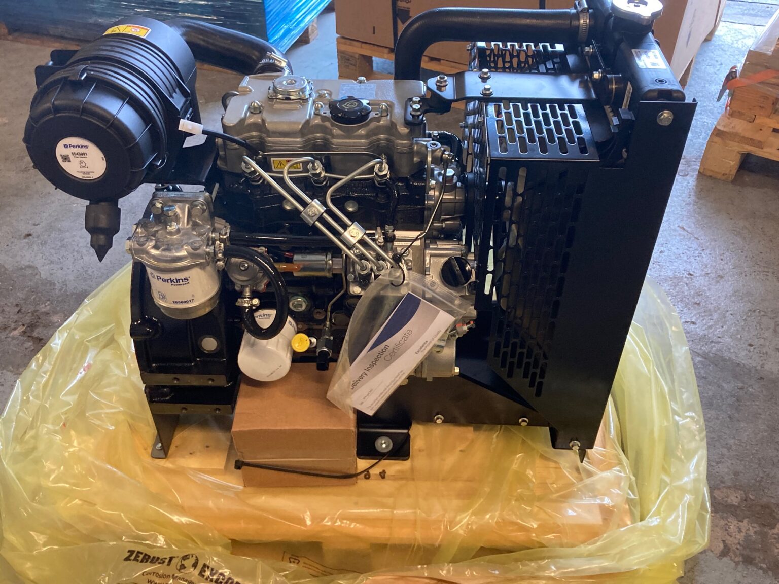 CAT C1.1 / Perkins 403A-11 variklis su radiatoriumi – vaizdas iš šono