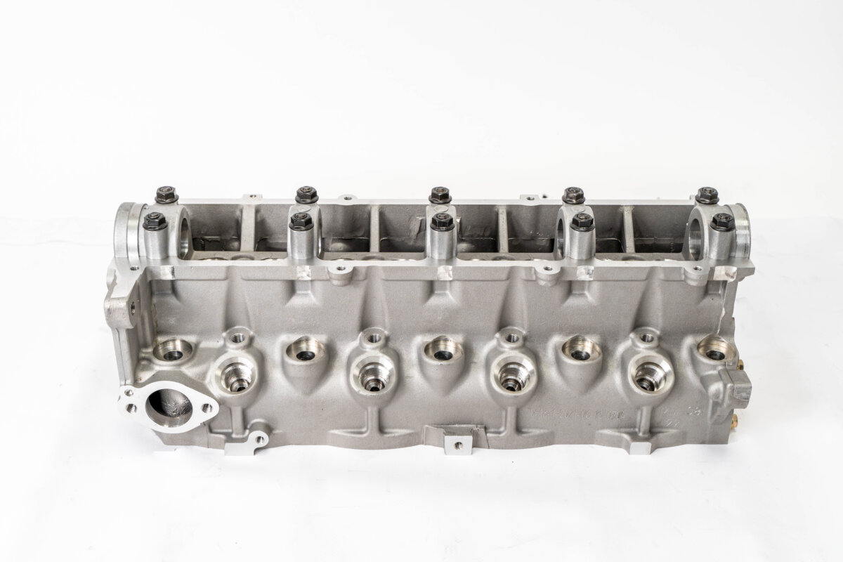 Variklio galvutė R2L110100F 323/626/PREMACY/VITARA (Nauja)